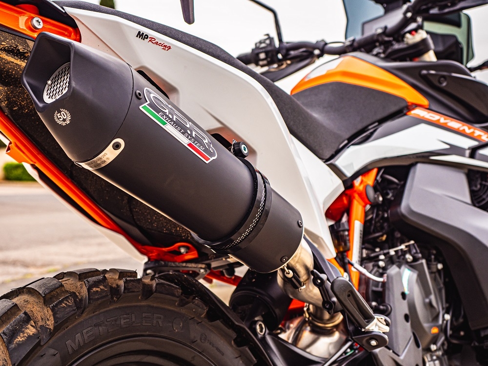 Escape compatible con Ktm Adventure 890 2020-2024, GP Evo4 Black Titanium, Escape legal, homologado, silenciador con db killer desmontable y tubo de conexión específico 