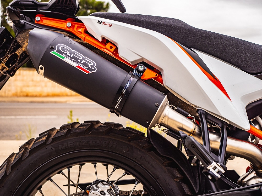Escape compatible con Ktm Adventure 890 2020-2024, GP Evo4 Black Titanium, Escape legal, homologado, silenciador con db killer desmontable y tubo de conexión específico 