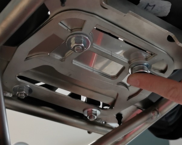 Baúl GPR TECH compatible con  Aprilia Tuareg 660 2021/2024 e5 Baúl Alpi-Tech en aluminio color plata con placa específica incluida Capacidad Litros 45