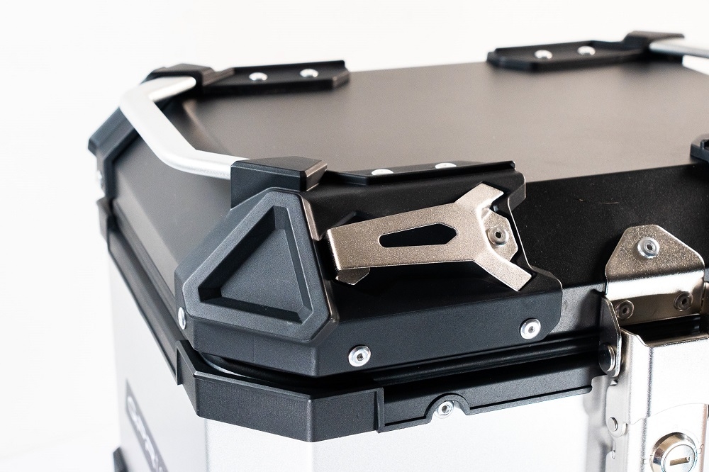 GPR TECH BAUL ALPI-TECH 45 LT. PLATA Baúl superior Top Case de aluminio, respaldo blando incluido, color plata con placa universal incluida Capacidad Litros 45