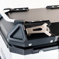 GPR TECH BAUL ALPI-TECH 45 LT. PLATA Baúl superior Top Case de aluminio, respaldo blando incluido, color plata con placa universal incluida Capacidad Litros 45