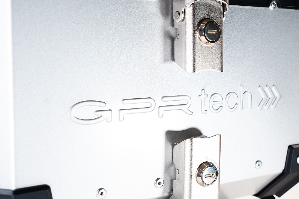 GPR TECH BAUL ALPI-TECH 45 LT. PLATA Baúl superior Top Case de aluminio, respaldo blando incluido, color plata con placa universal incluida Capacidad Litros 45