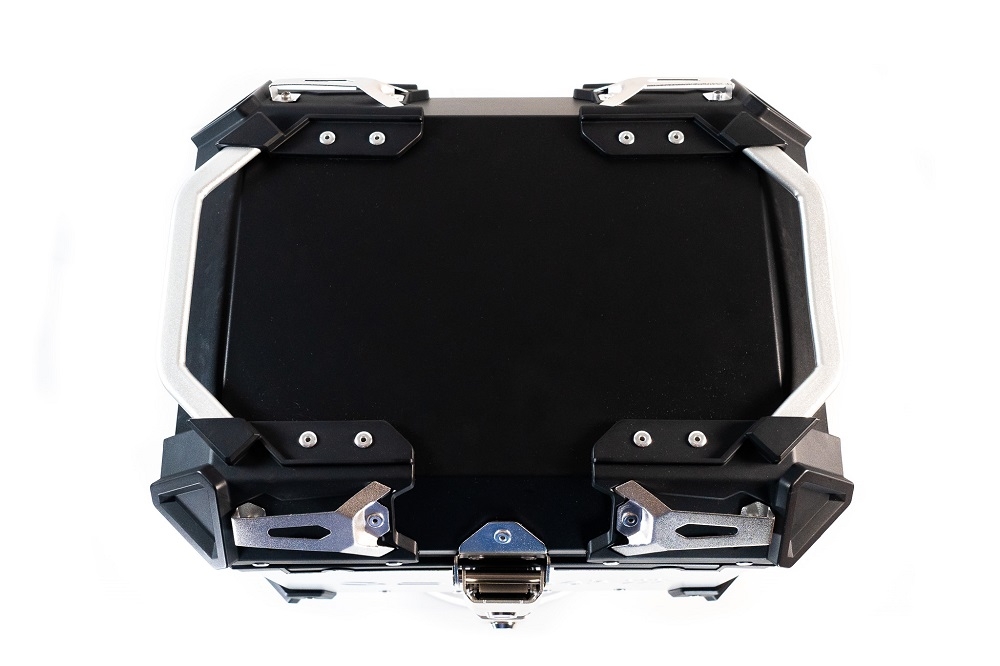 GPR TECH BAUL ALPI-TECH 45 LT. PLATA Baúl superior Top Case de aluminio, respaldo blando incluido, color plata con placa universal incluida Capacidad Litros 45