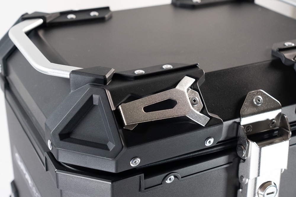GPR TECH BAUL ALPI-TECH 45 LT. NEGRO Baúl superior en aluminio, respaldo blando incluido, color negro con placa universal incluida Capacidad Litros 45