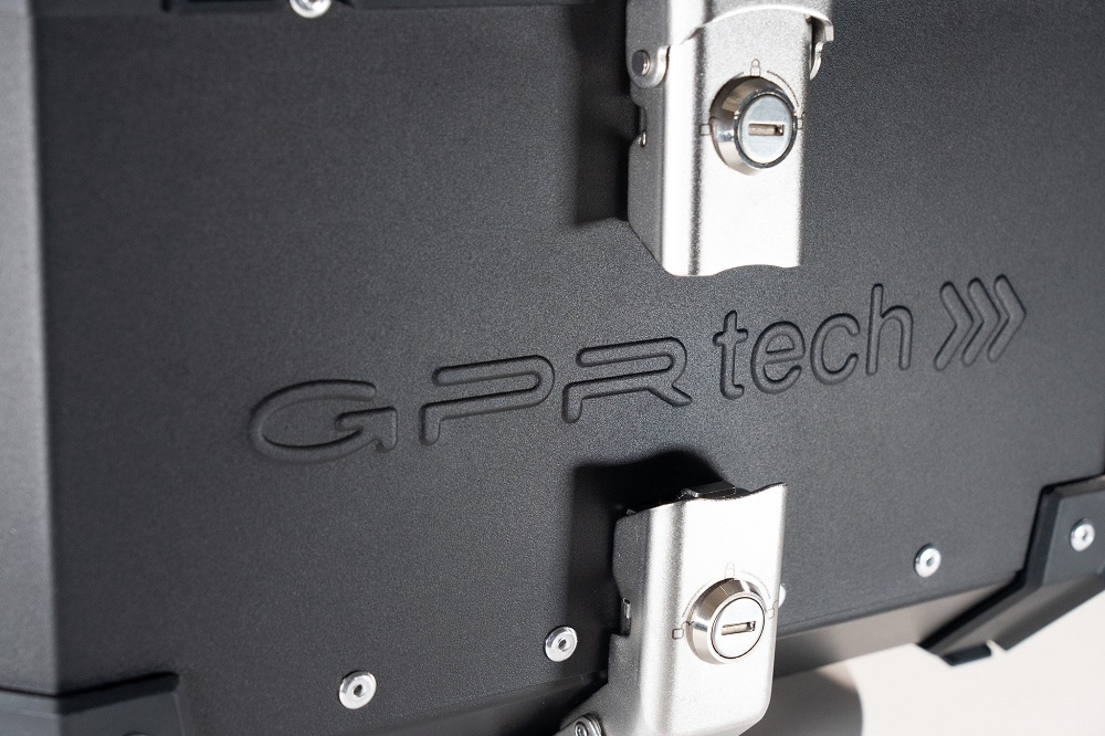 GPR TECH BAUL ALPI-TECH 45 LT. NEGRO Baúl superior en aluminio, respaldo blando incluido, color negro con placa universal incluida Capacidad Litros 45