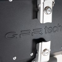 GPR TECH BAUL ALPI-TECH 45 LT. NEGRO Baúl superior en aluminio, respaldo blando incluido, color negro con placa universal incluida Capacidad Litros 45
