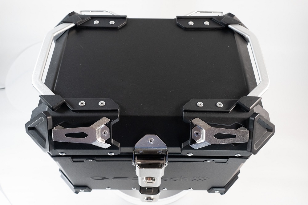 GPR TECH BAUL ALPI-TECH 45 LT. NEGRO Baúl superior en aluminio, respaldo blando incluido, color negro con placa universal incluida Capacidad Litros 45