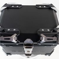 GPR TECH BAUL ALPI-TECH 45 LT. NEGRO Baúl superior en aluminio, respaldo blando incluido, color negro con placa universal incluida Capacidad Litros 45