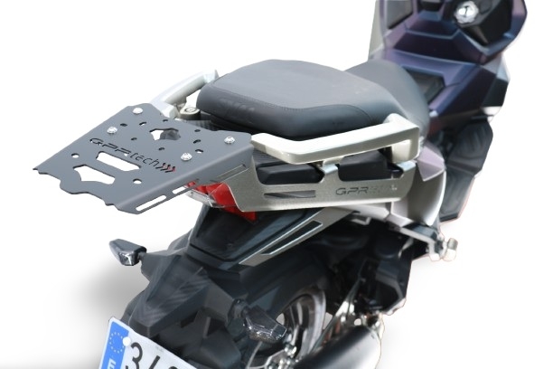 Baúl GPR TECH compatible con  Sym ADX 125 2024/2026 e5 Plus Baúl Alpi-Tech en aluminio, color negro con placa específica incluida Capacidad Litros 26